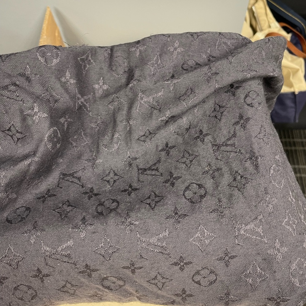 Louis Vuitton shawl scarf